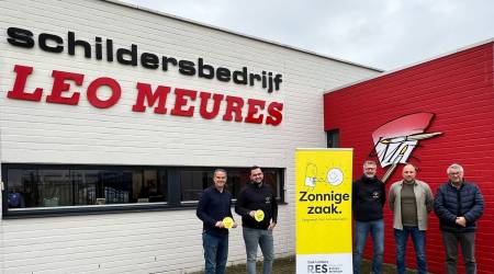 Schildersbedrijf Leo Meures ontvangt oorkonde De Zonnige Zaak